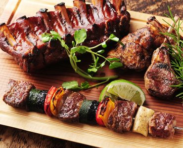 4COMBO PLATES・・・3,900円<br />
ジャークチキン1本/ベイビーバックリブ2本/ラムチョップ2本/リブフィンガーとグリル野菜串