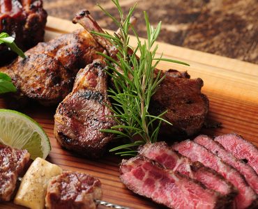 5COMBO PLATES・・・4,900円<br />
ジャークチキン1本/ベイビーバックリブ2本/ラムチョップ2本/リブフィンガーとグリル野菜串/チャックフラップステーキ100g